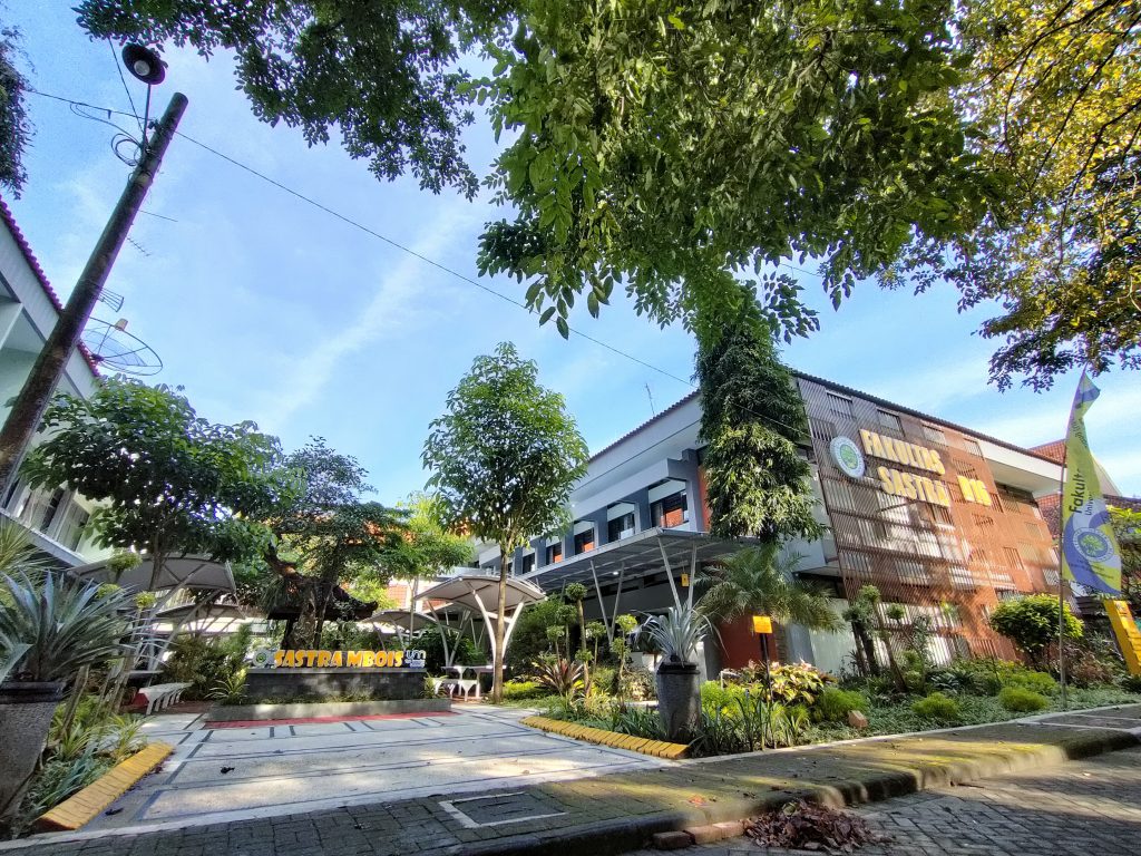 Gedung Fakultas Sastra